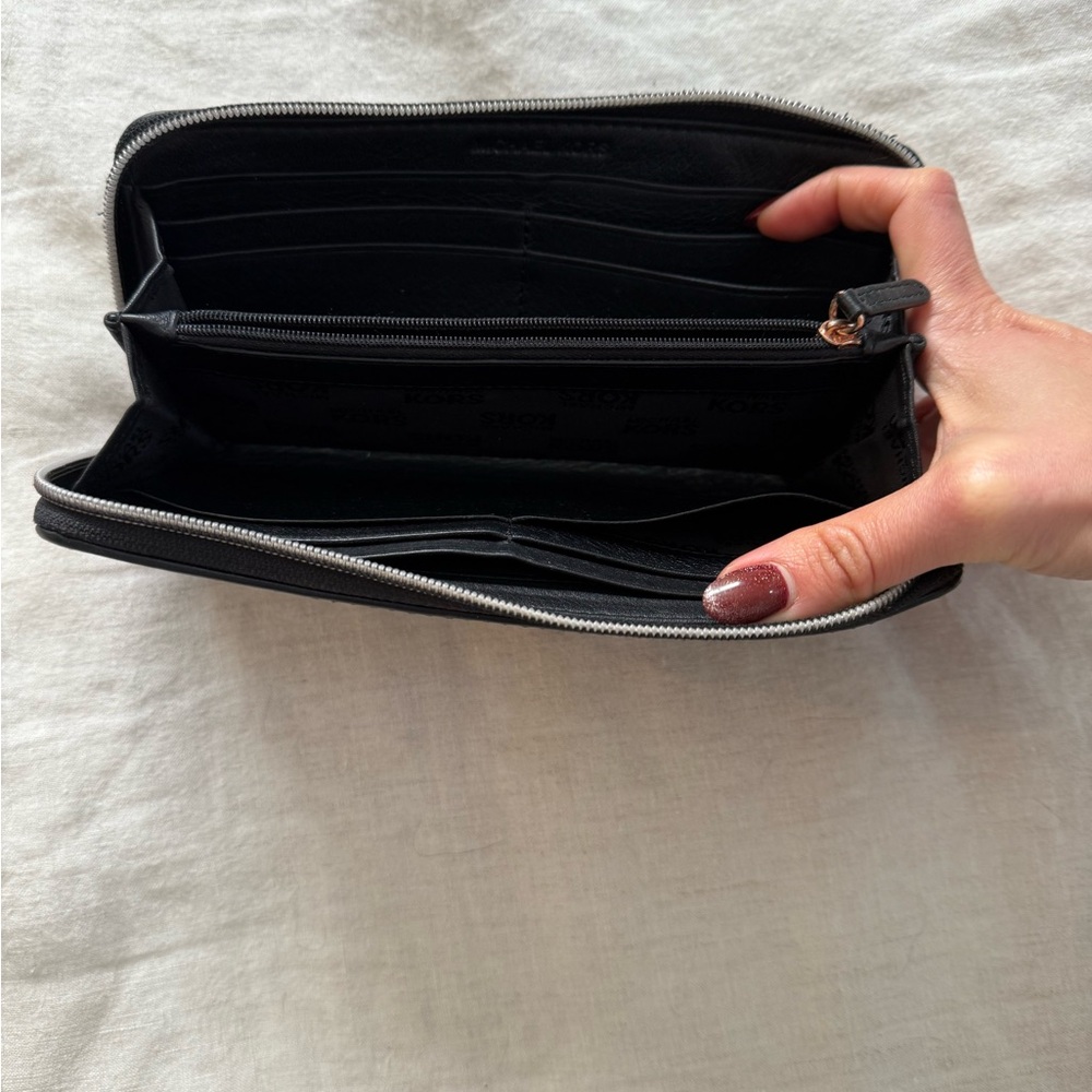 Michael Kors black leather and rose gold zippy wallet - Picture 6 of 9